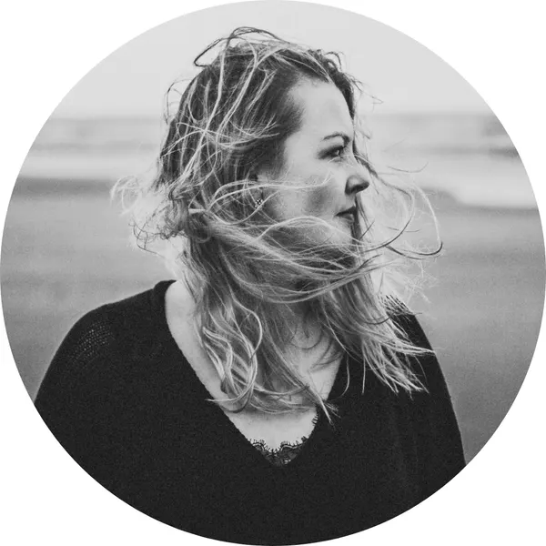 Bente im Wind am Meer, Schwarzweißporträt