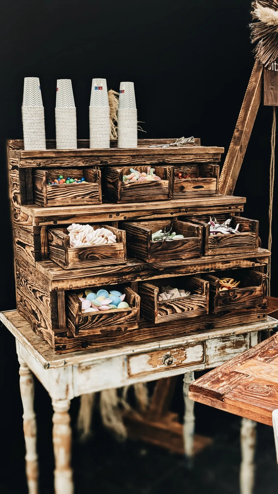 Candy Bar Zuckerbude mieten Candy Bar Zuckerbude aus Holzkisten mit Süßigkeiten und Papiertüten