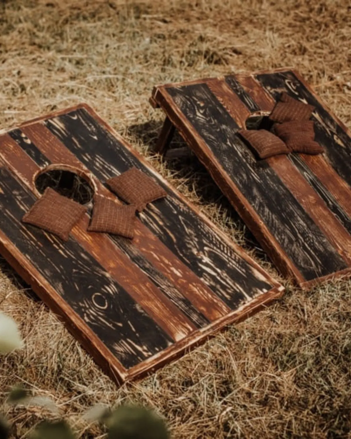 Cornhole im Garten Cornhole Bretter mit Säckchen auf einer Wiese