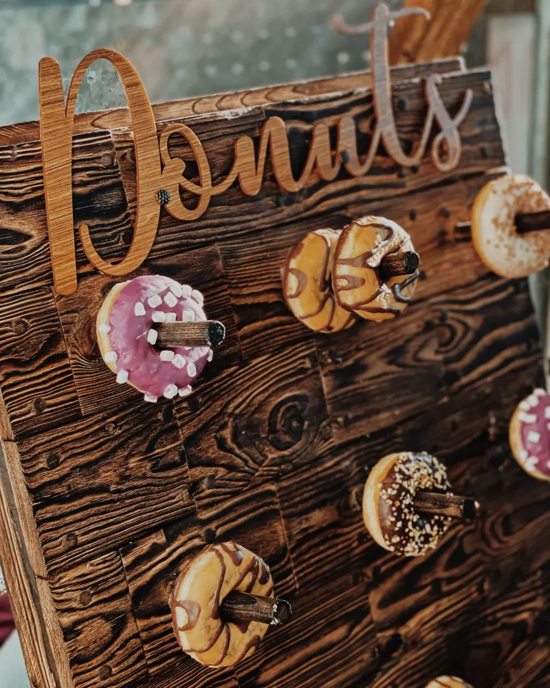 Donut Wall mieten Donut Wall aus Holz mit Schriftzug Donuts und bunten Donuts an Haken
