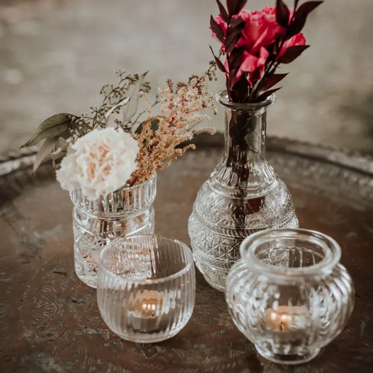 Kerzengläser und Vasen mieten Glasvasen und Kerzengläser mit rosa Blumen auf einem Silbertablett