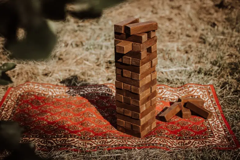 Stapelturm mieten Stapelturm aus Holzbriketts auf einem Orientteppich