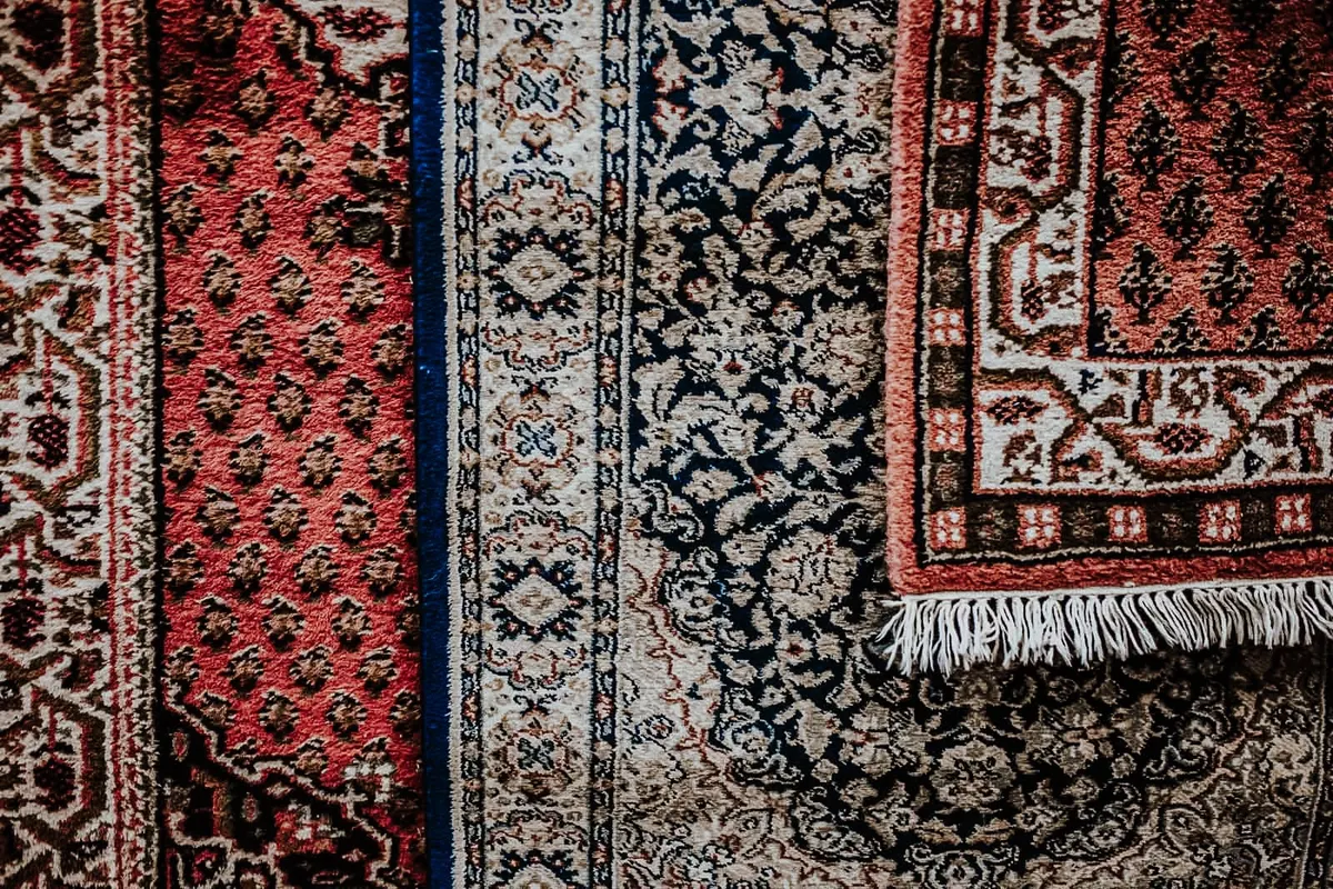 Rote und schwarze Orientteppiche übereinander gelegt