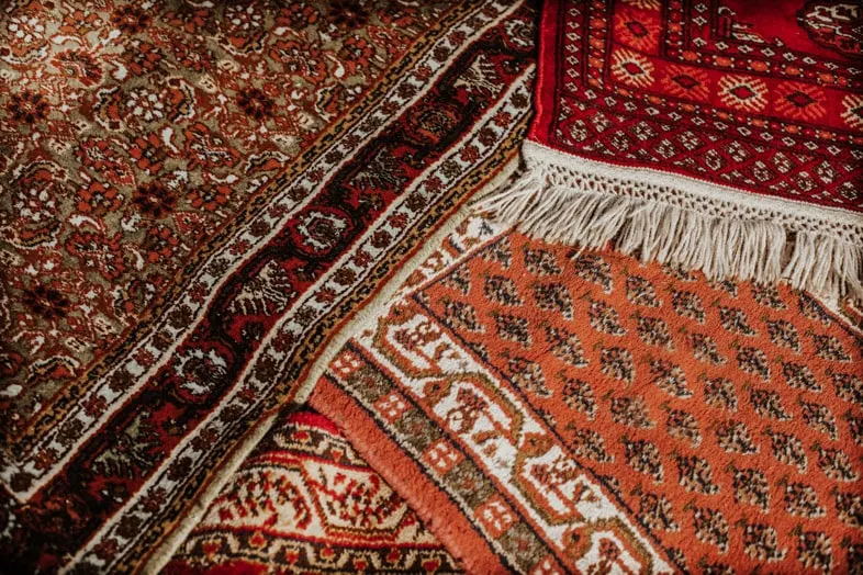 Roter Orientteppich mit Muster, Nahaufnahme